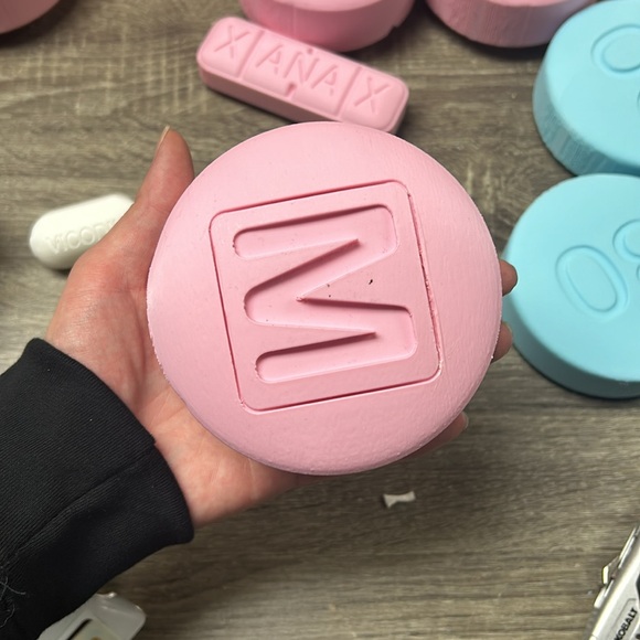PINK 10 OXY 3D Sculpture PROP PILL DECORATION. MADE IN SHOP 3D PRINT - Picture 3 of 3